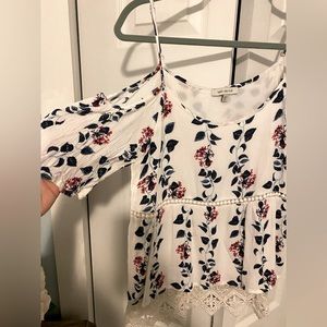 Stitch Fix / Skies are Blue -langlock cold shoulder top